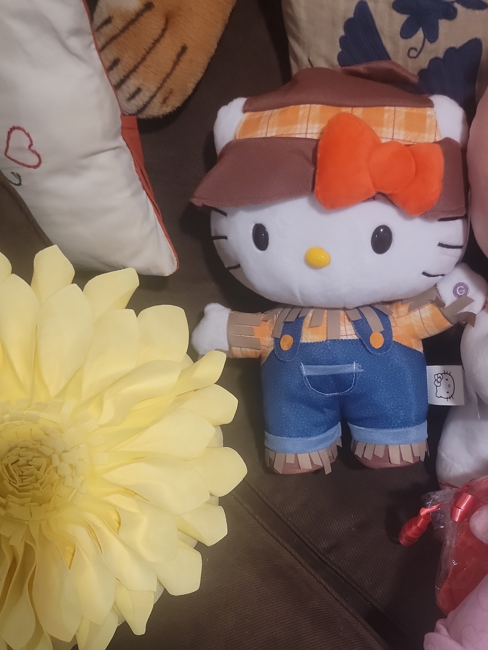 Scarecrow dancing Hello Kitty!